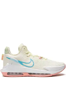 Nike: Светлые кроссовки 