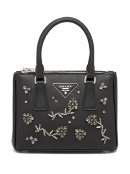 Prada: Чёрная сумка 