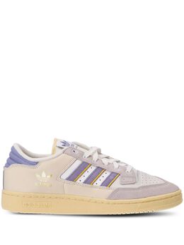 adidas: Белые кроссовки 