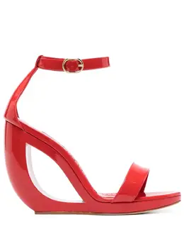 Manolo Blahnik: Красные сандалии 