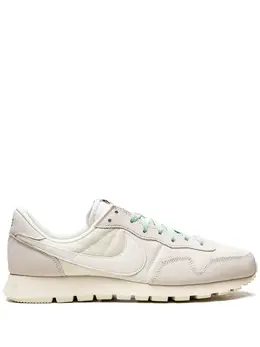Nike: Белые кроссовки  Air Pegasus 83