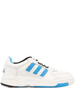 adidas: Белые кроссовки  Response