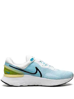 Nike: Светлые кроссовки 