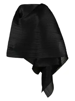 Pleats Please Issey Miyake: Чёрный плащ