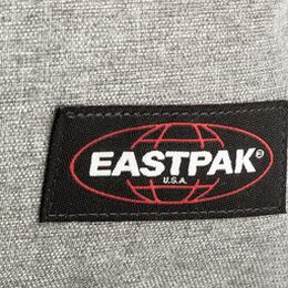 Eastpak: Серый рюкзак Out Of Office