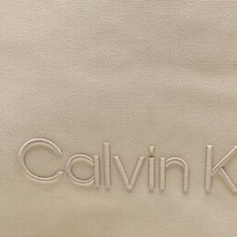 Calvin Klein: Бежевая сумка