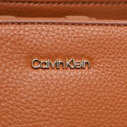 Calvin Klein: Коричневая сумка