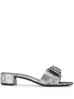 Salvatore Ferragamo: Серебристые сандалии 
