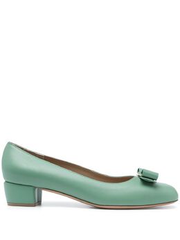 Salvatore Ferragamo: Зелёные туфли  Vara Bow