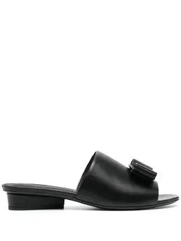 Salvatore Ferragamo: Чёрные сандалии 