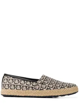 Salvatore Ferragamo: Бежевые туфли 