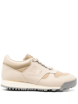 New Balance: Светлые кроссовки 
