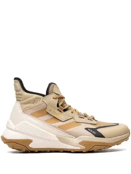 adidas: Бежевые кроссовки  Terrex