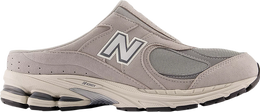 New Balance: Серебристые кроссовки  2002R