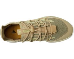 Adidas: Бежевые кроссовки Terrex Voyager 21