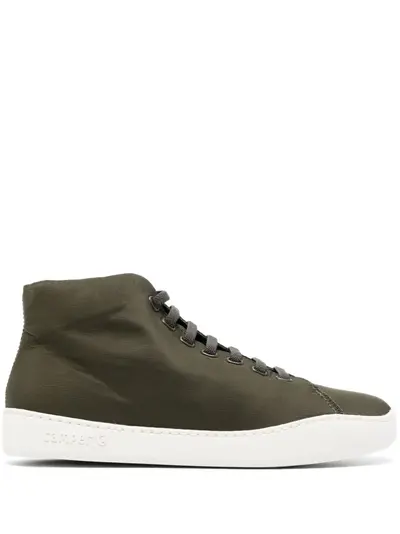 Camper peu sale high top