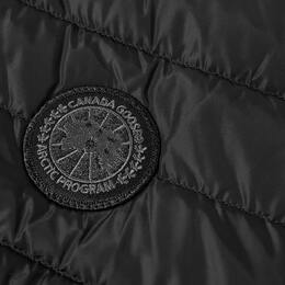 Canada Goose: Чёрный жилет  HyBridge