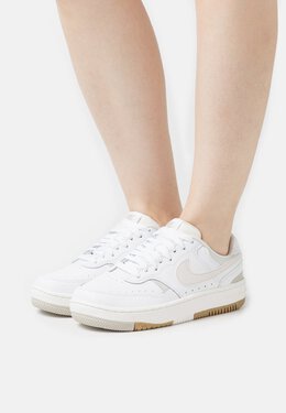 Nike: Белые кроссовки 