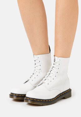 Dr. Martens: Белые ботинки 