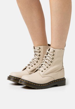 Dr. Martens: Бежевые ботинки 