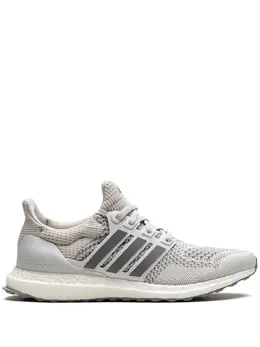 adidas: Светлые кроссовки  UltraBoost