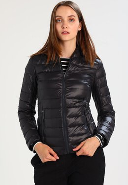 Armani Exchange: Чёрный пуховик 