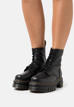 Dr. Martens: Чёрные ботинки 