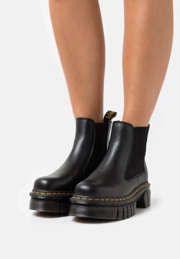 Dr. Martens: Чёрные ботинки 