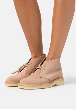 Clarks Originals: Бежевые ботинки