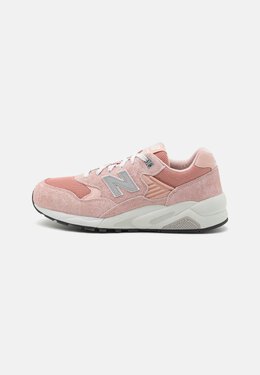 New Balance: Розовые кроссовки