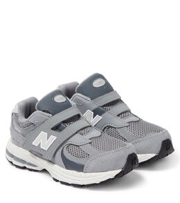 New Balance: Серые кроссовки  2002R