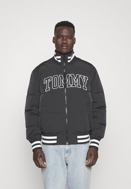 Tommy Jeans: Чёрная куртка 