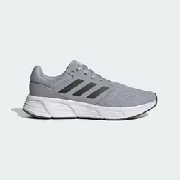 adidas: Серые кроссовки 