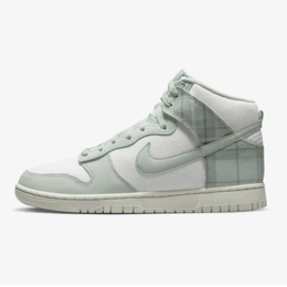 Nike: Светлые кроссовки Dunk High SE