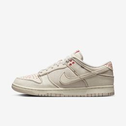 Nike: Бежевые кроссовки Dunk Low