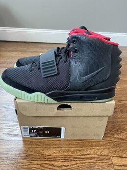 Nike: Красные кроссовки Air Yeezy 2 NRG