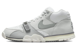 Nike: Светлые кроссовки  Air