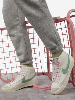 Nike: Бежевые кеды Blazer Mid 77