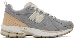 New Balance: Серые кроссовки 