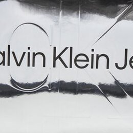 Calvin Klein Jeans: Серебристая сумка