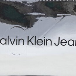 Calvin Klein Jeans: Серебристая сумка