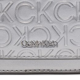 Calvin Klein: Серебристая сумка