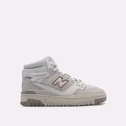 New Balance: Серые кроссовки 