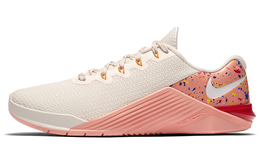 Nike: Серые кроссовки 