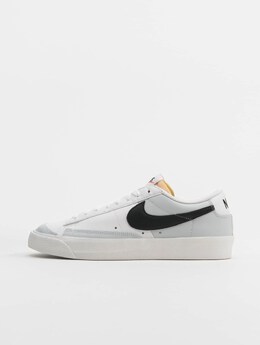 Nike: Белые кроссовки Blazer