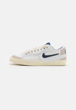 Nike: Белые кроссовки Blazer Low 77