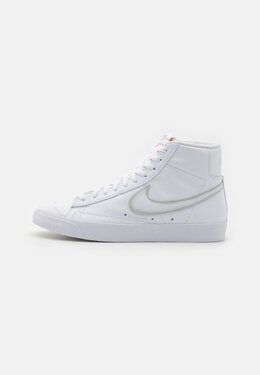 Nike: Белые кроссовки Blazer Mid 77