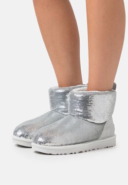 UGG: Серебристые ботинки Classic Mini