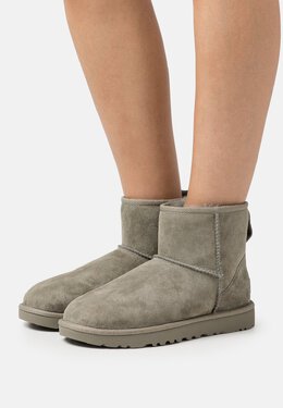 UGG: Зелёные ботинки Classic Mini