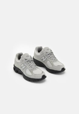 New Balance: Серые кроссовки 